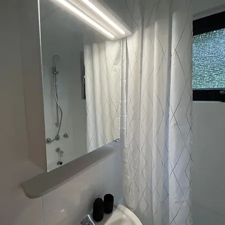 Daire Cronenberger Mit Garten - Kontaktloses Einchecken, Netflix, Kingsize-bett